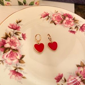 Super sweet pair of earrings heart news